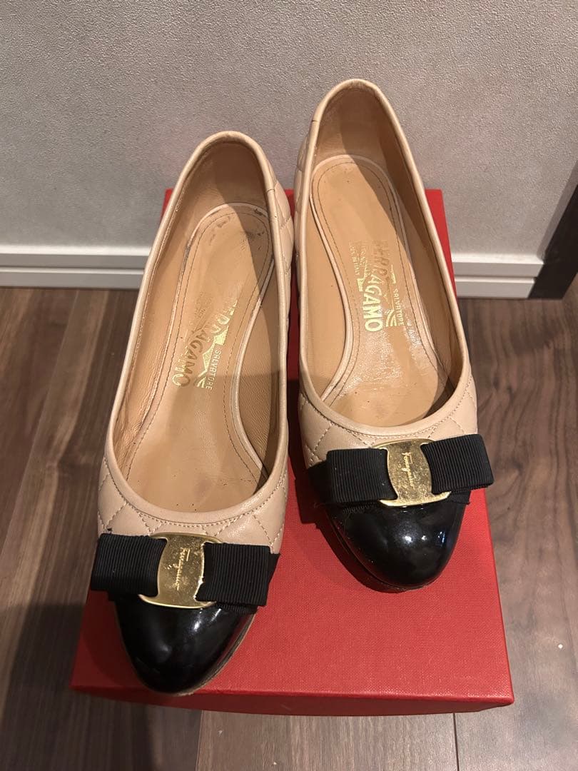 フェラガモ パンプス　バイカラー　7d ベージュ キルティング バレエシューズ