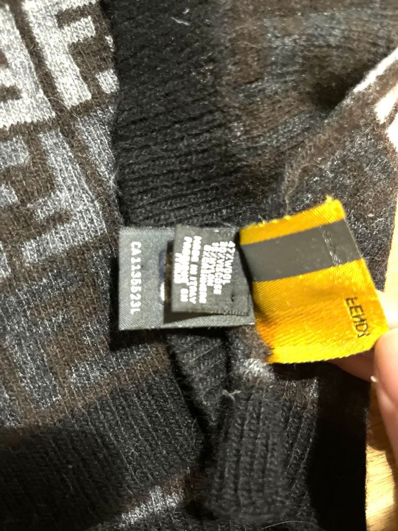 Fendi ロゴマフラー 黒グレー　ズッカ柄