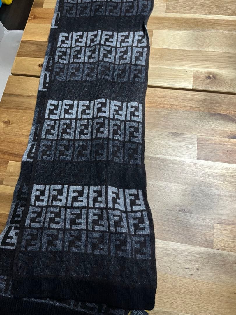Fendi ロゴマフラー 黒グレー　ズッカ柄