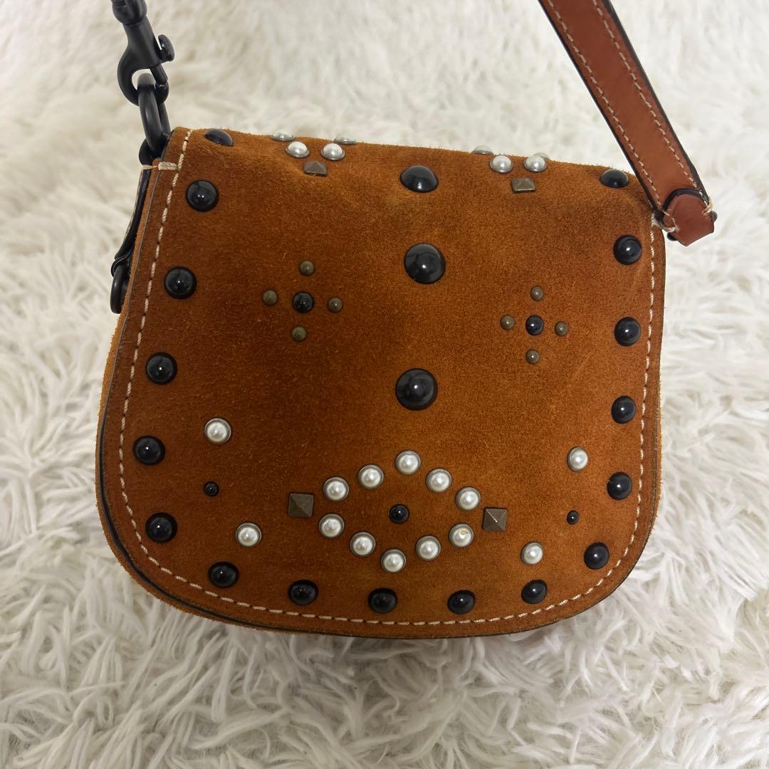 美品　COACH ショルダーバッグ　斜め掛け　サドルバッグ　スタッズ　スエード
