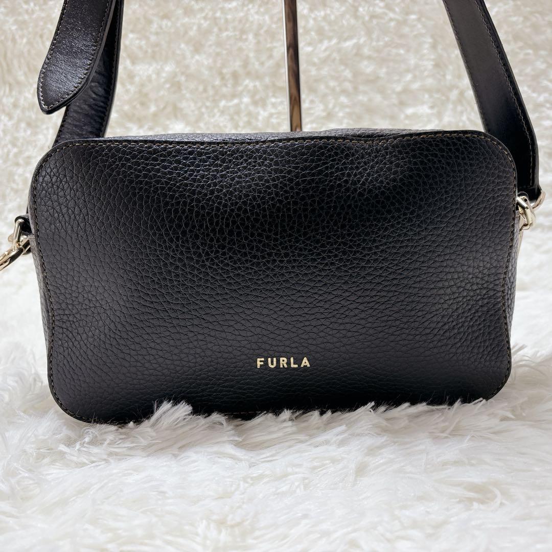 極美品 FURLA プリムラ ショルダーバッグ カメラバッグ ロゴ金具　シボ革