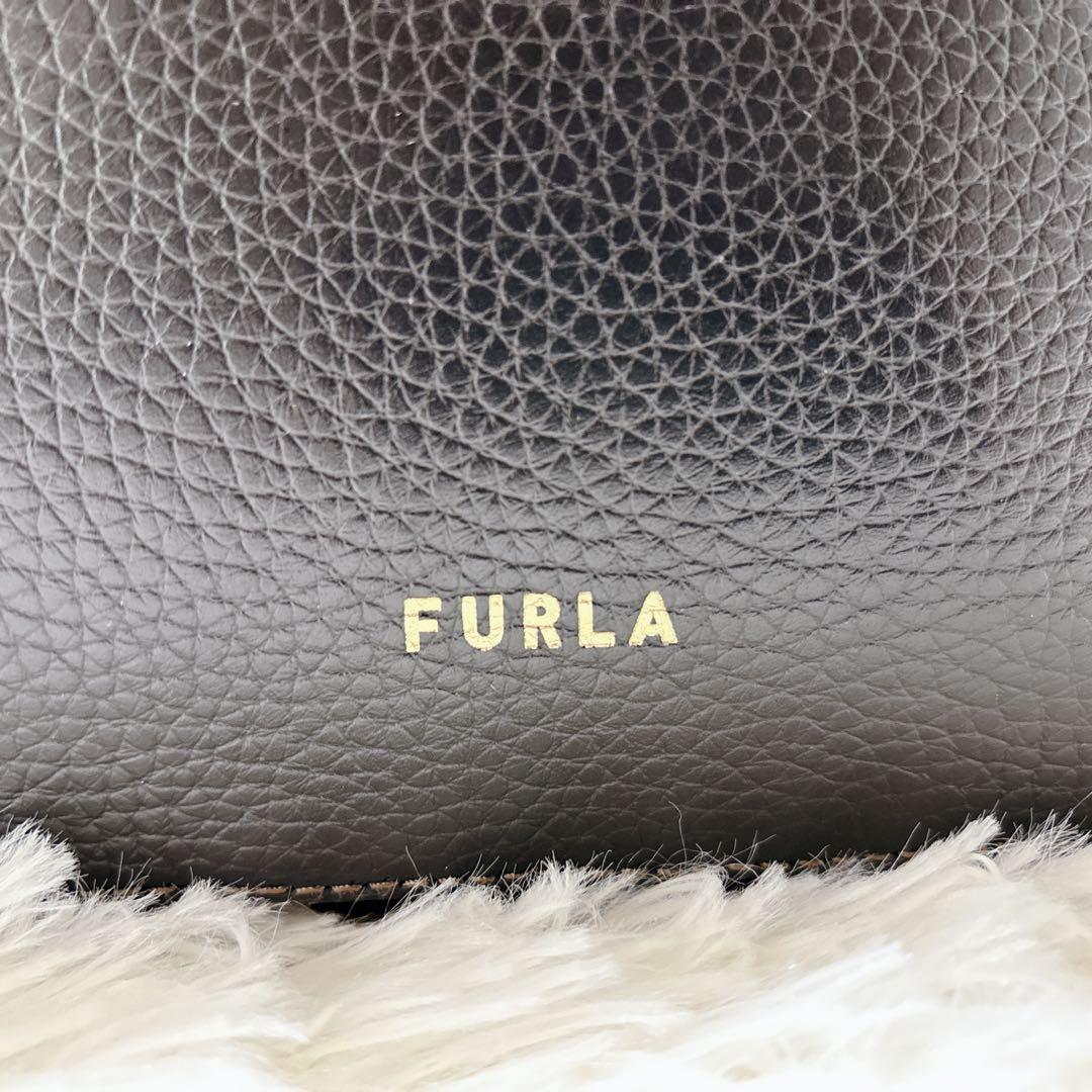 極美品 FURLA プリムラ ショルダーバッグ カメラバッグ ロゴ金具　シボ革