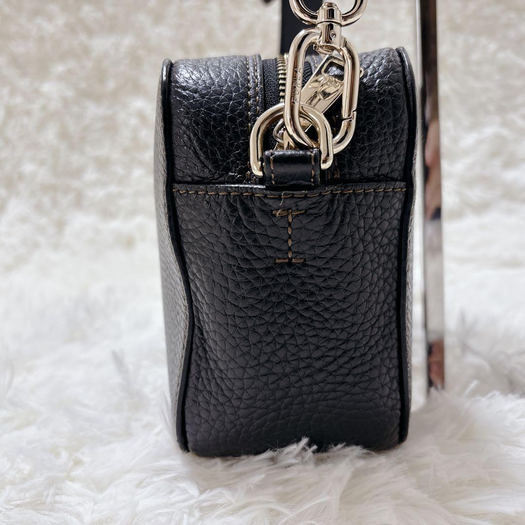極美品 FURLA プリムラ ショルダーバッグ カメラバッグ ロゴ金具　シボ革