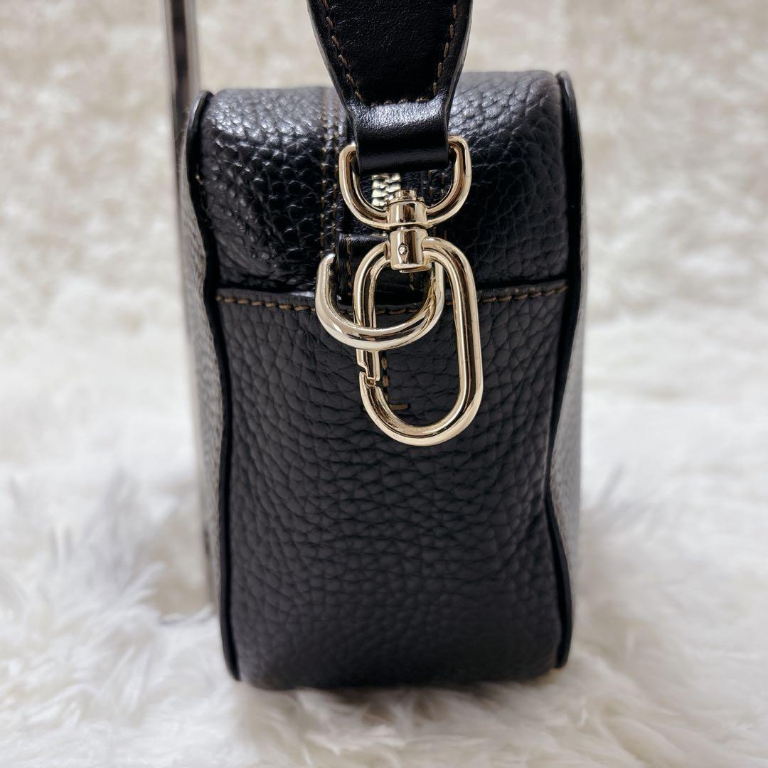 極美品 FURLA プリムラ ショルダーバッグ カメラバッグ ロゴ金具　シボ革