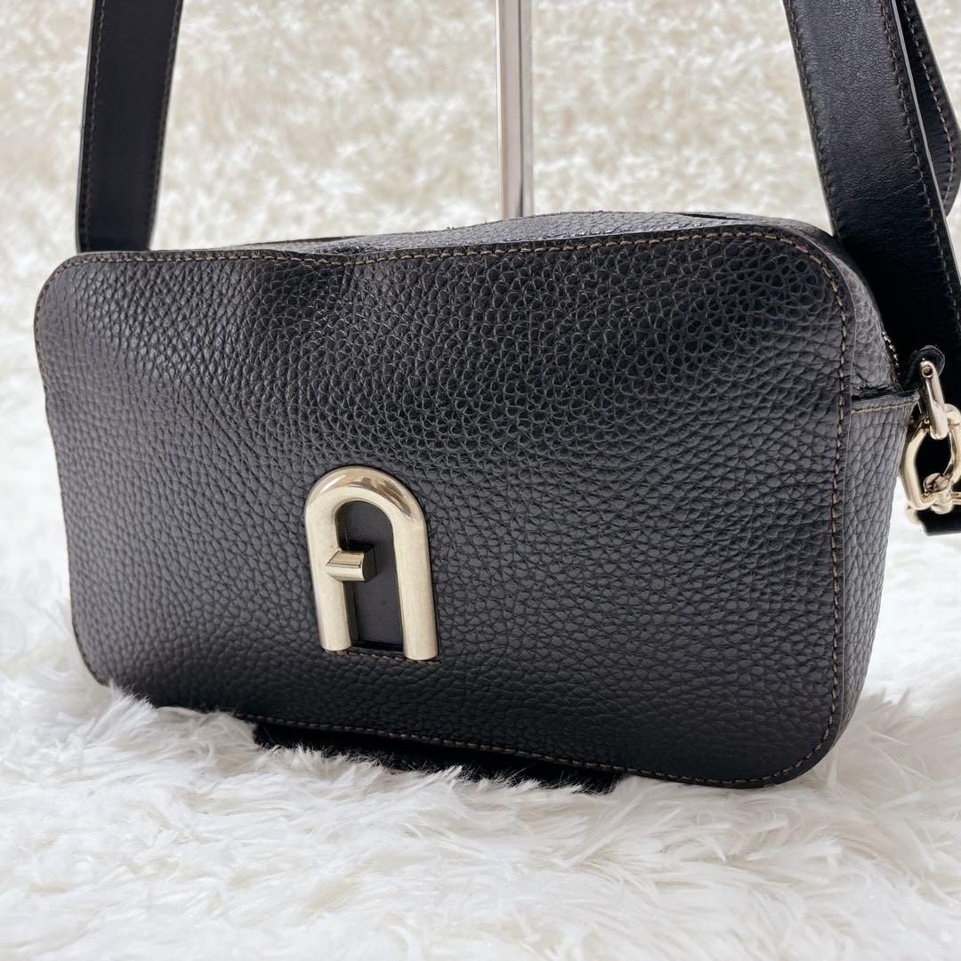 極美品 FURLA プリムラ ショルダーバッグ カメラバッグ ロゴ金具　シボ革