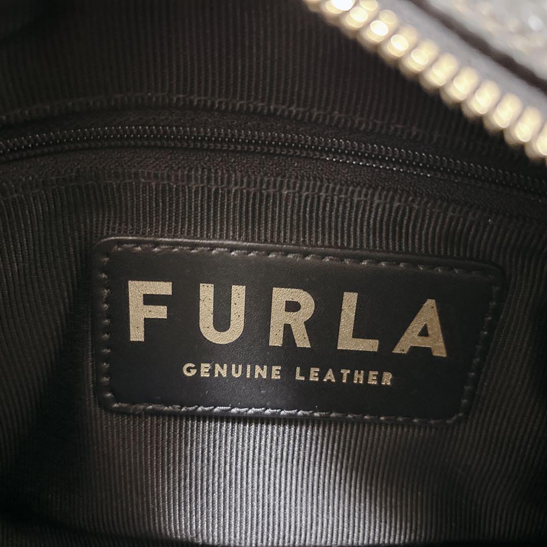 極美品 FURLA プリムラ ショルダーバッグ カメラバッグ ロゴ金具　シボ革