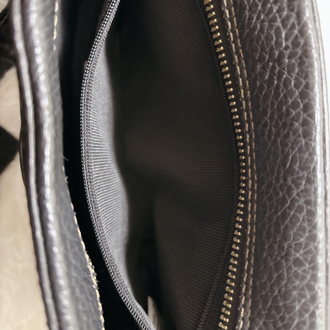 極美品 FURLA プリムラ ショルダーバッグ カメラバッグ ロゴ金具　シボ革