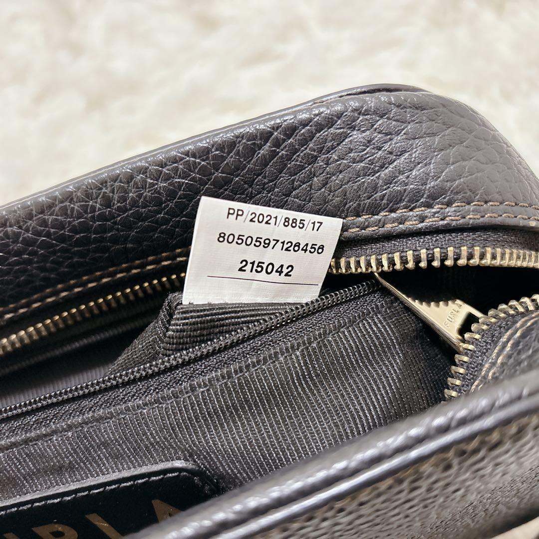 極美品 FURLA プリムラ ショルダーバッグ カメラバッグ ロゴ金具　シボ革