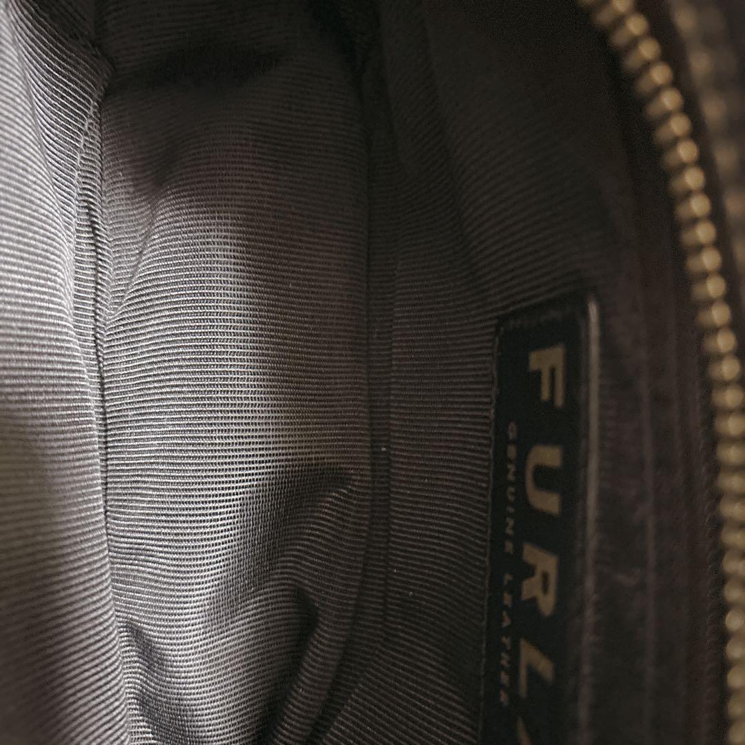 極美品 FURLA プリムラ ショルダーバッグ カメラバッグ ロゴ金具　シボ革