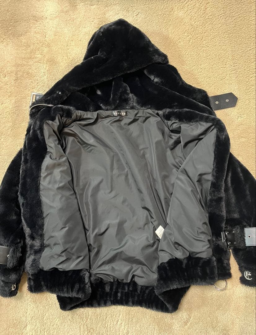 REFLEM【レフレム】ファイヤーマンバックルベルトハイネックファーパーカ（黒）