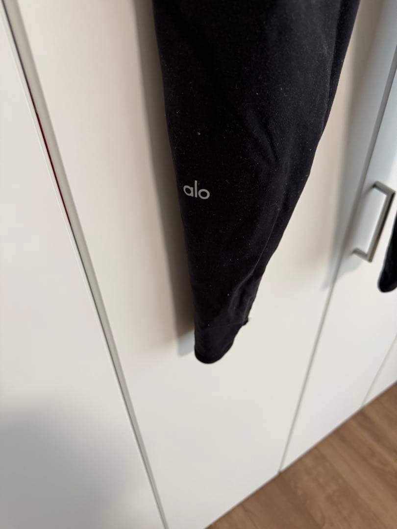 alo レギンス