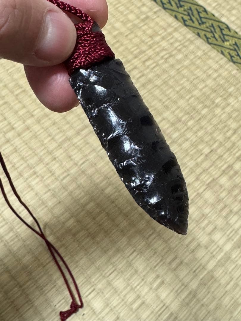 黒曜石　ネックレス 約8cm 赤紐付き