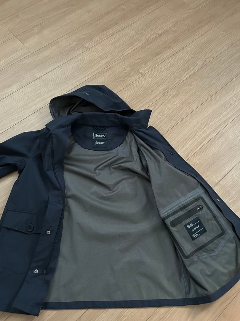 Herno フード付きネイビーコート