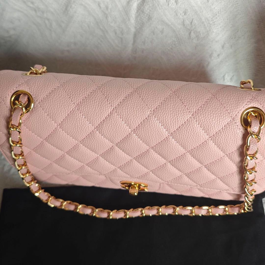 ピンクのキルティングデザインのショルダーバッグ、ゴールドチェーンストラップ付き