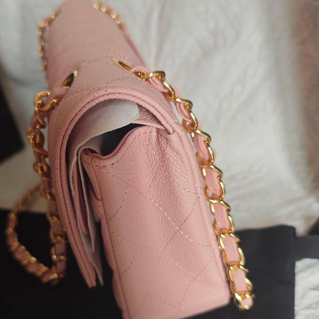 ピンクのキルティングデザインのショルダーバッグ、ゴールドチェーンストラップ付き