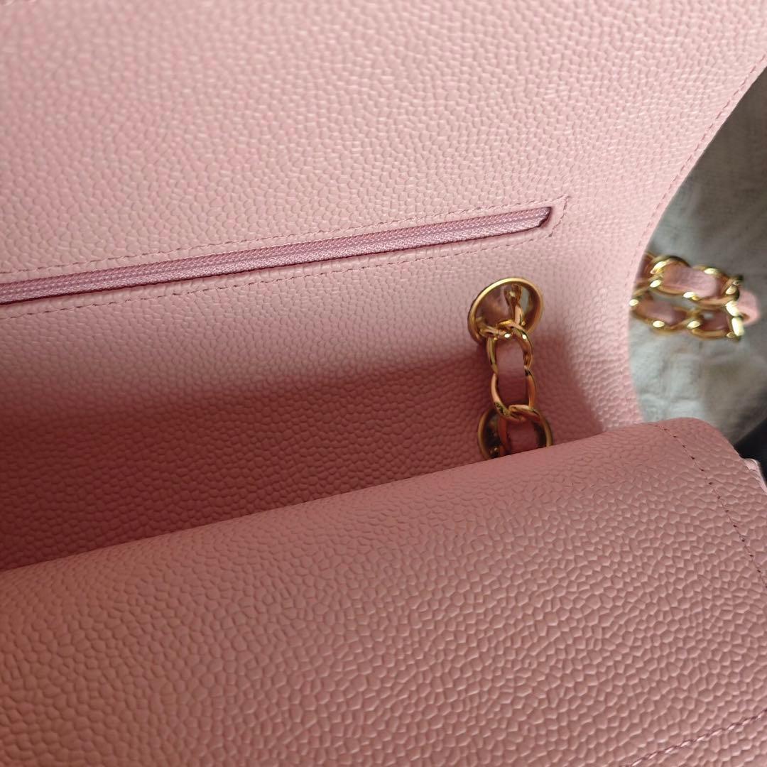 ピンクのキルティングデザインのショルダーバッグ、ゴールドチェーンストラップ付き