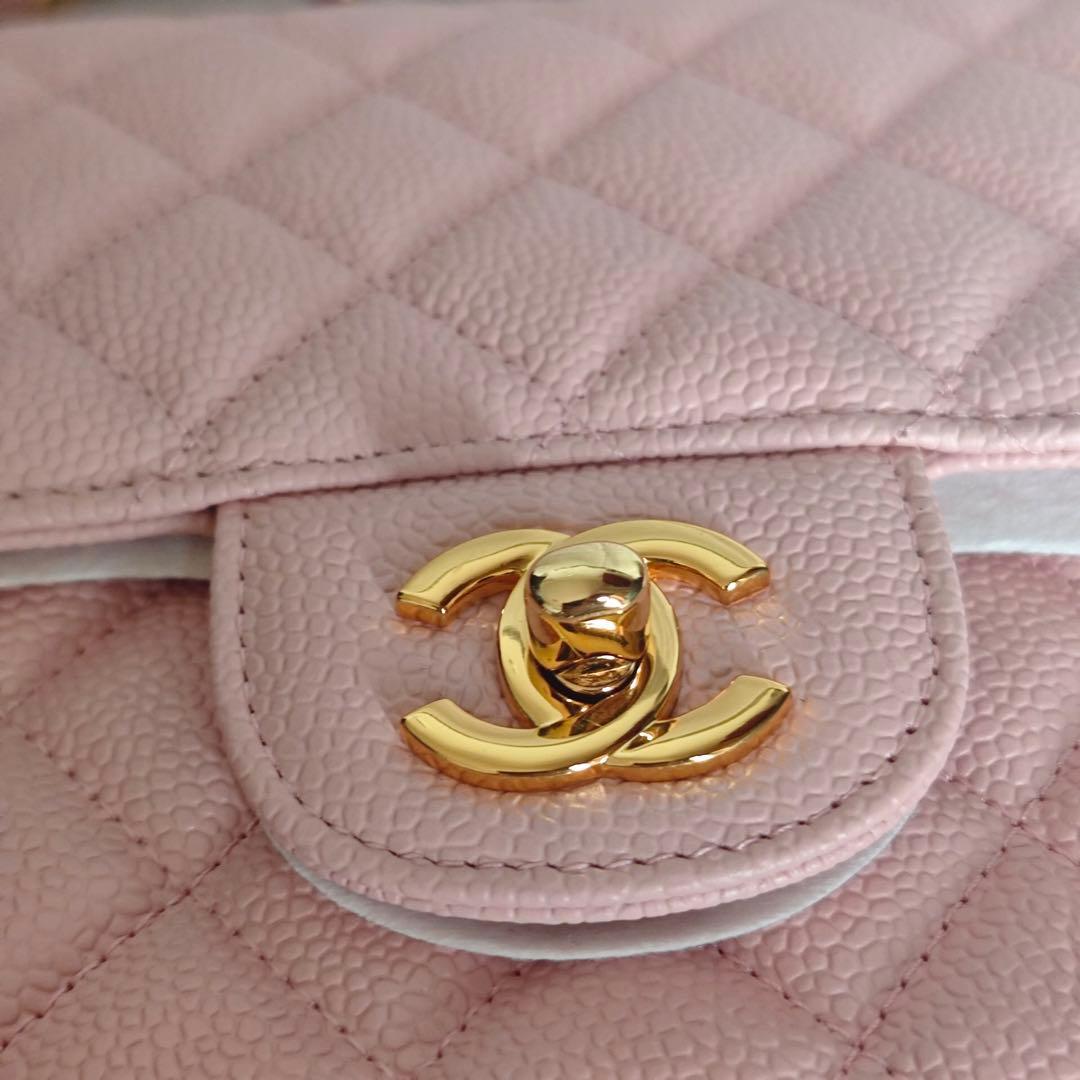 ピンクのキルティングデザインのショルダーバッグ、ゴールドチェーンストラップ付き