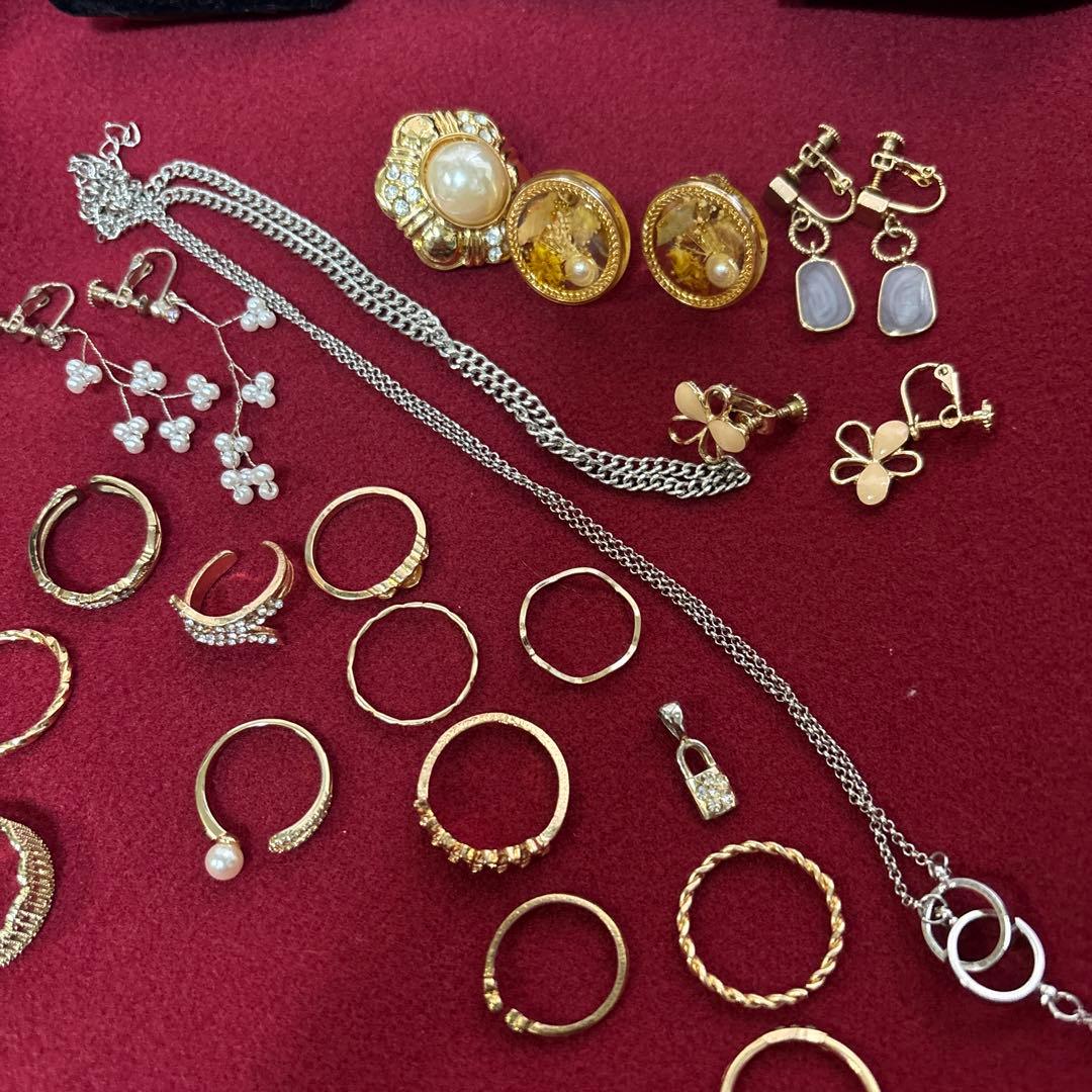 倉*二様 生前整理　遺品整理　多彩なデザインのアクセサリー✨材質不明