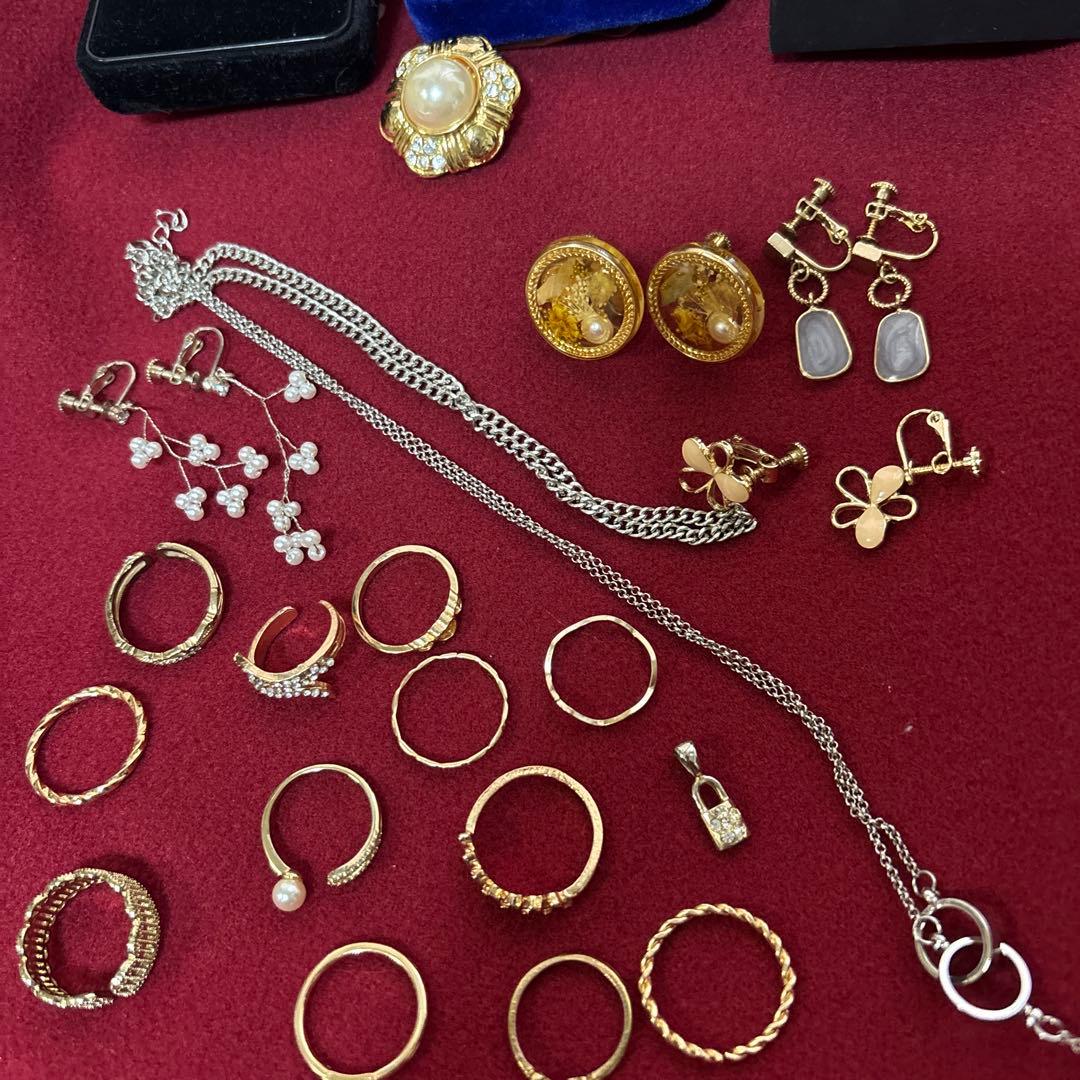 倉*二様 生前整理　遺品整理　多彩なデザインのアクセサリー✨材質不明