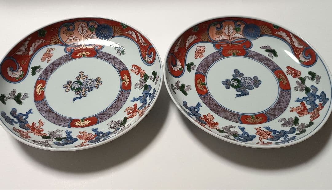 ①源右衛門窯 染錦 古伊万里風松絵 皿 2枚組