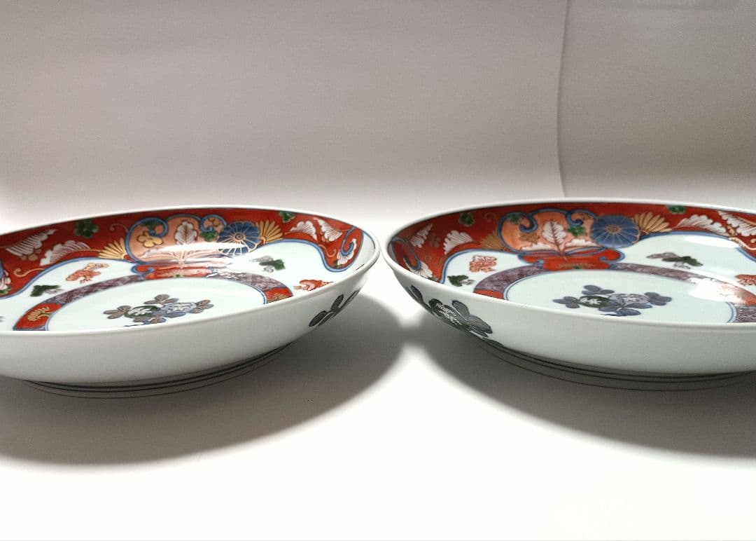 ①源右衛門窯 染錦 古伊万里風松絵 皿 2枚組