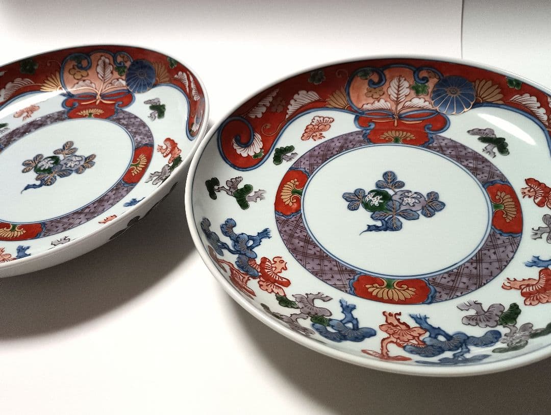 ①源右衛門窯 染錦 古伊万里風松絵 皿 2枚組