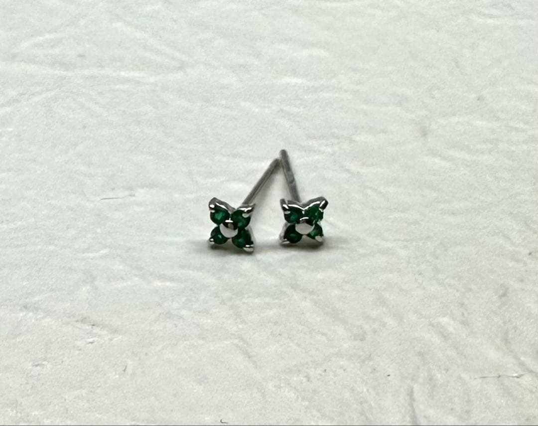 【Thank you セール】PT 小さなお花のピアス！貴石のエメラルドを使用！