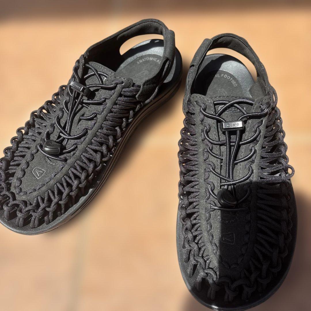 美品　ほぼ新品未使用　keen ユニーク　26㎝　ブラック