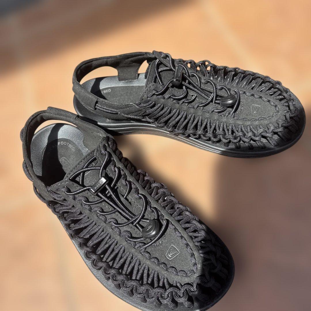 美品　ほぼ新品未使用　keen ユニーク　26㎝　ブラック