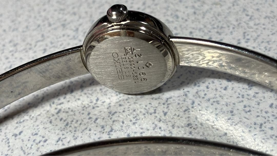 みーちゃん　SEIKO クロスバングルデザイン 電池新品