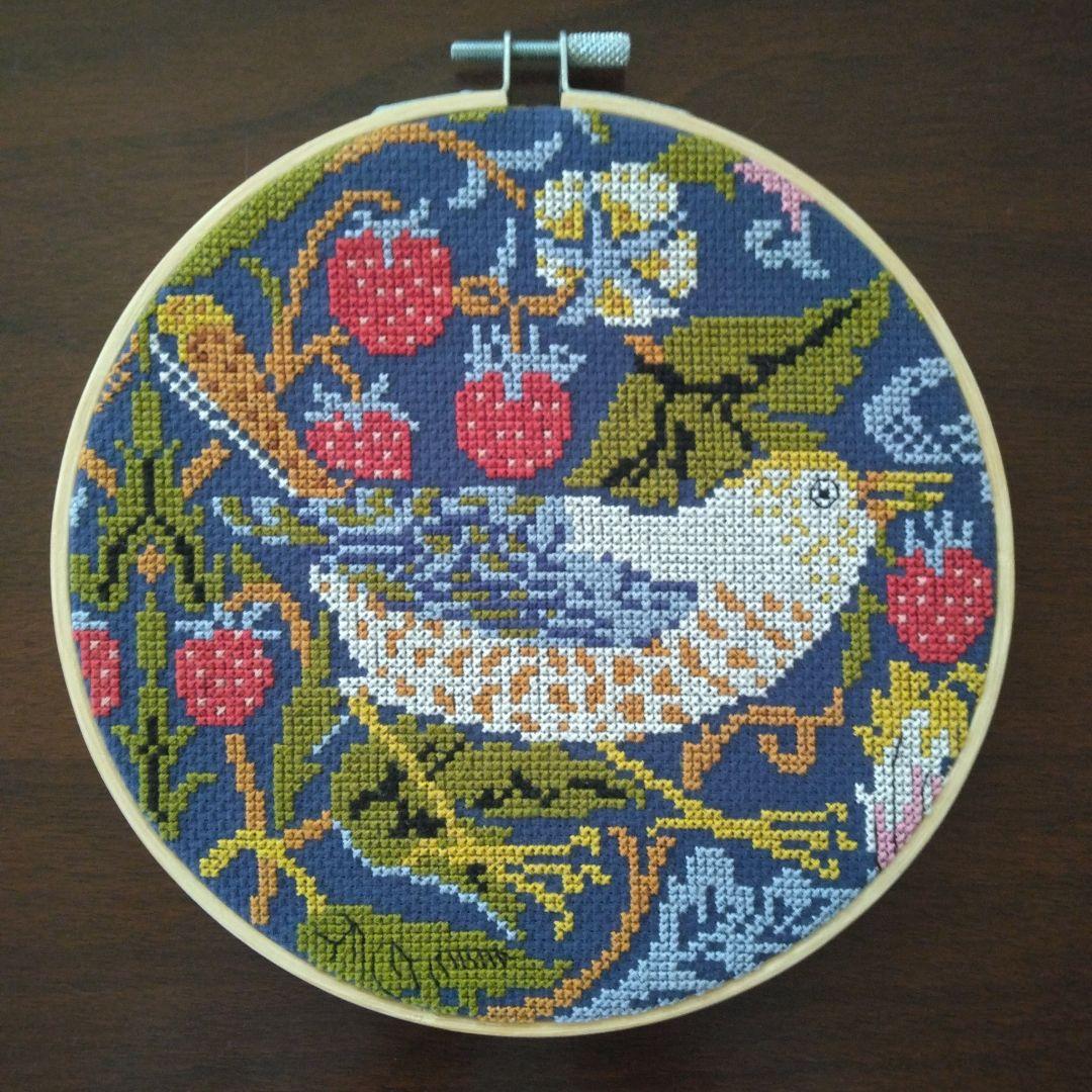 ウィリアムモリス“いちご泥棒”DMCクロスステッチ刺繍枠入り完成品