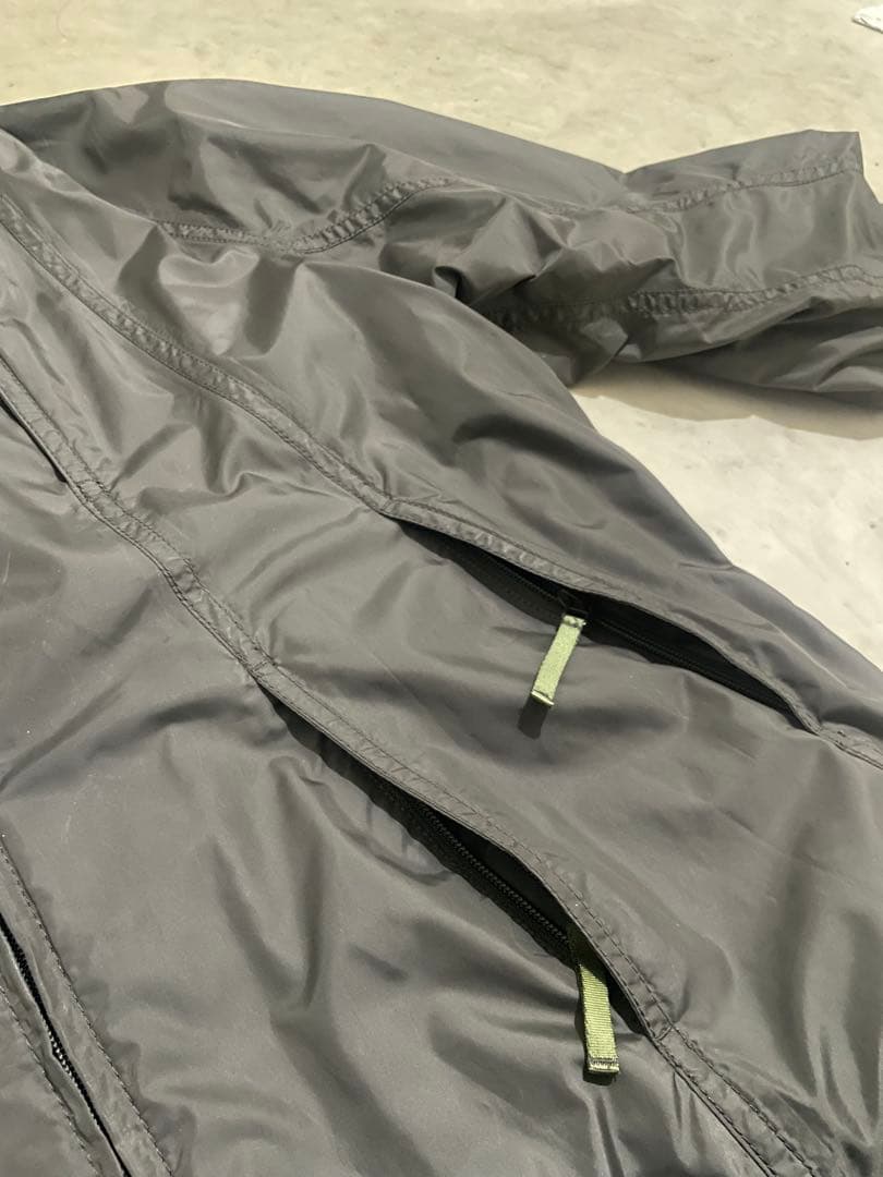 ISSEY MIYAKE MEN ダークグレーウィンドブレーカー