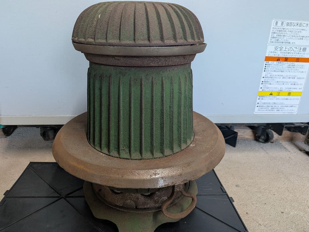 緑色の鋳鉄製薪ストーブ　だるまストーブ　レトロ　ミニサイズ