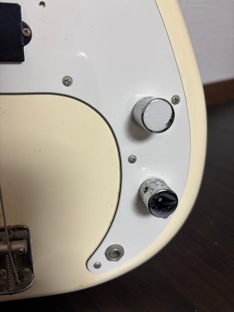 Fender Precision Bass アイボリー