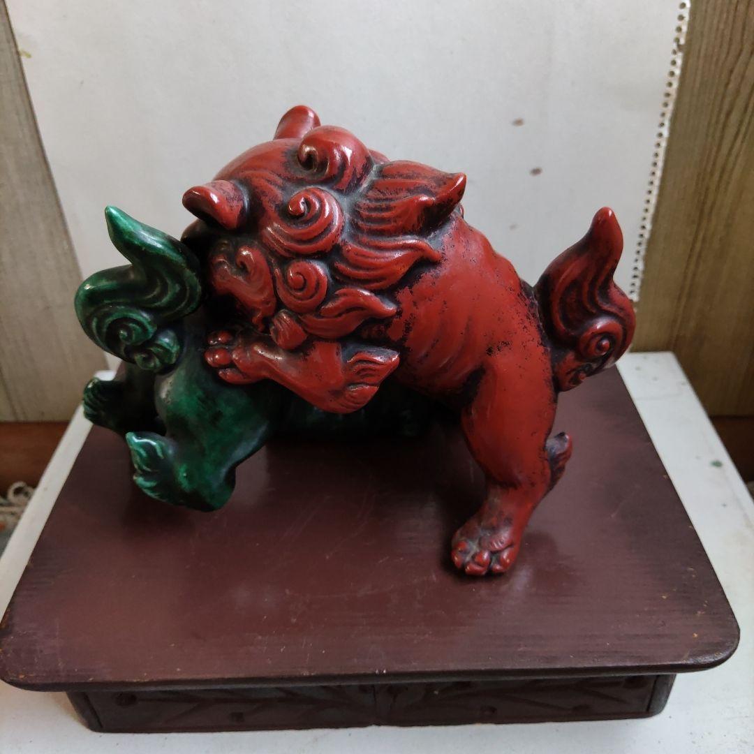 九谷焼江戸古陶磁器　赤と緑の獅子の彫刻　飾り台付き　値下げ致しました。