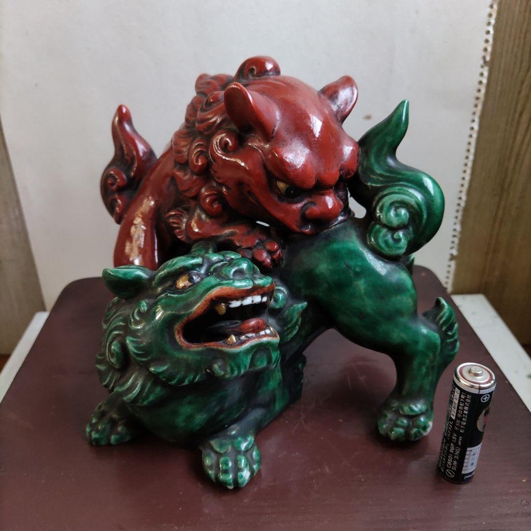 九谷焼江戸古陶磁器　赤と緑の獅子の彫刻　飾り台付き　値下げ致しました。