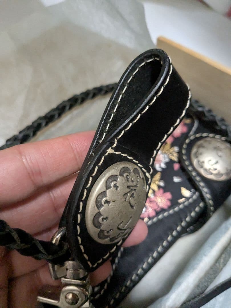 花山　桜刺繍の黒色レザー長財布