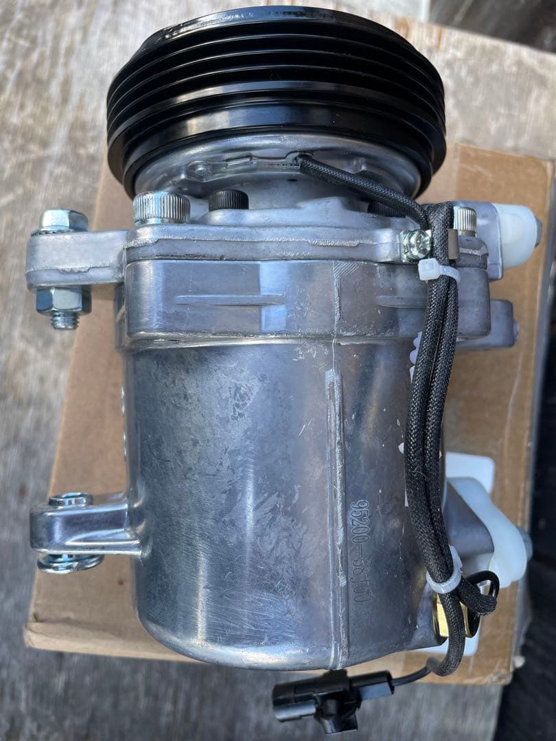 95200-58J40 他 ワゴンR スズキ エアコンコンプレッサー 未使用品