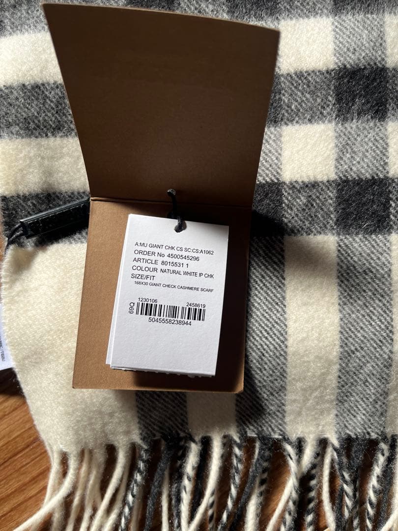 【新品未使用】美品❣️BURBERRY 100%カシミヤホワイトチェック柄マフラー