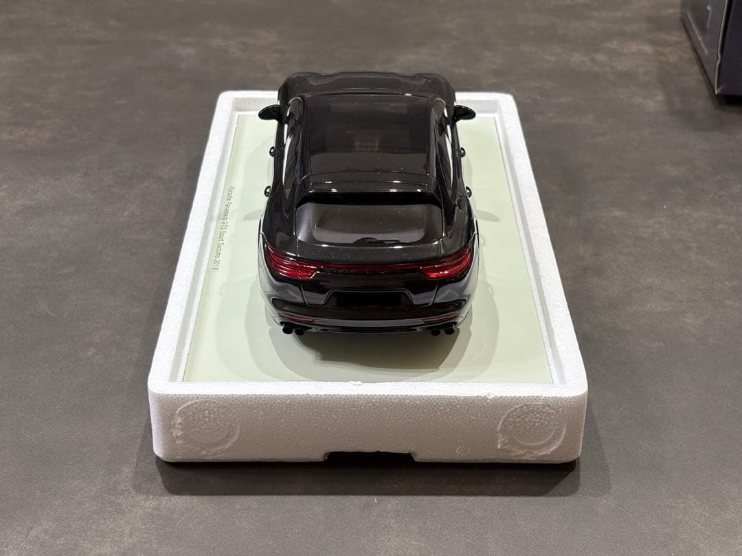 ポルシェ　パナメーラ　PORSCHE PANAMERA 1/18