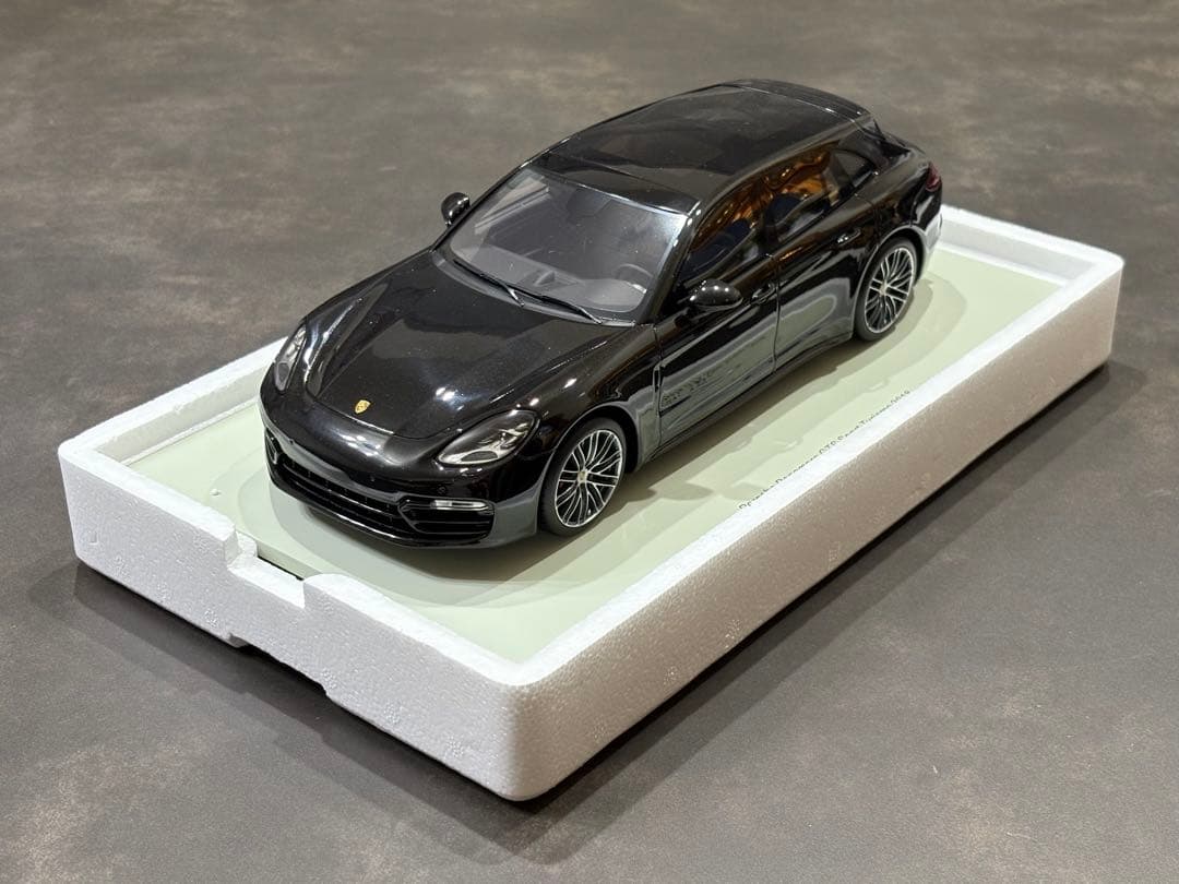 ポルシェ　パナメーラ　PORSCHE PANAMERA 1/18