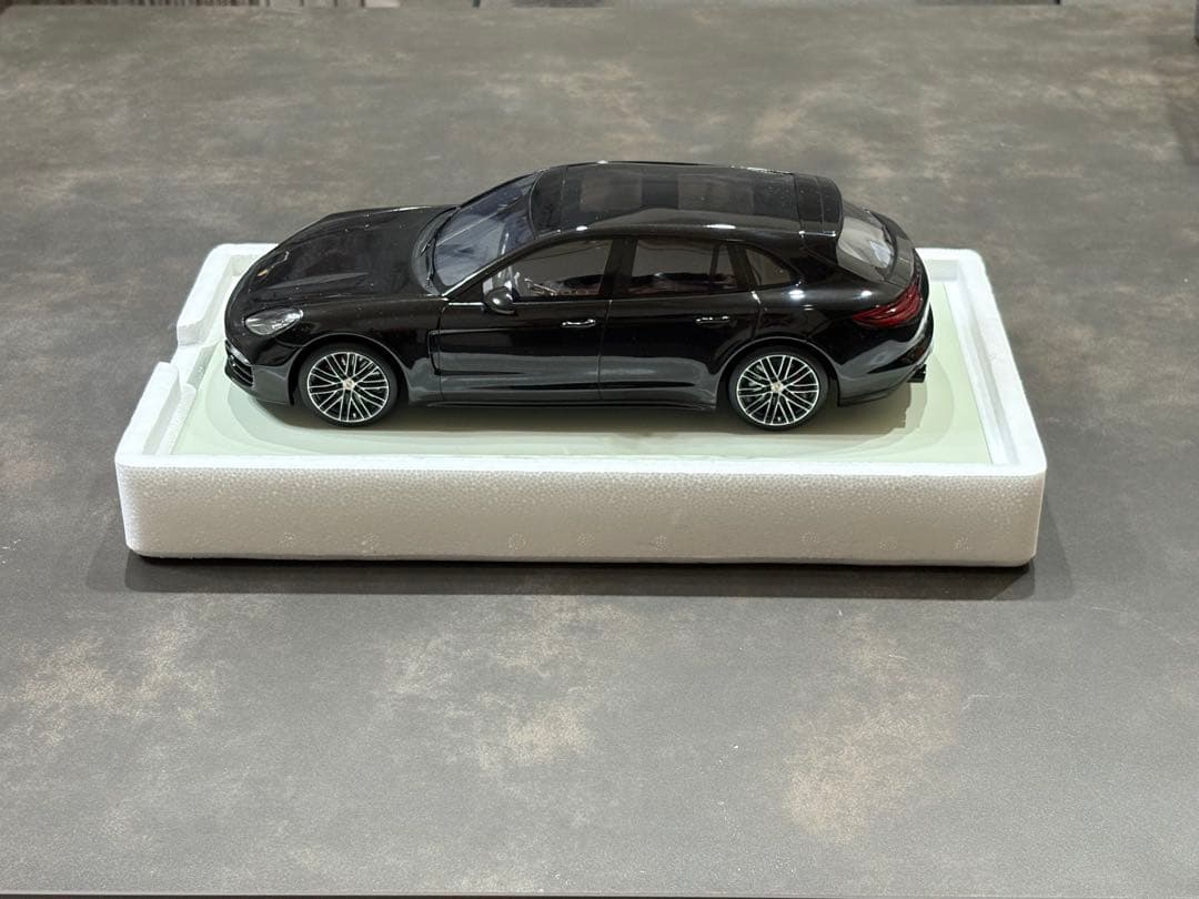 ポルシェ　パナメーラ　PORSCHE PANAMERA 1/18