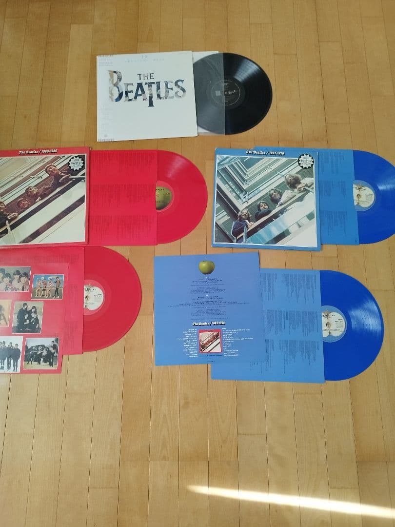 The Beatles 赤、青2枚組レコード。20グレイテストヒッツ