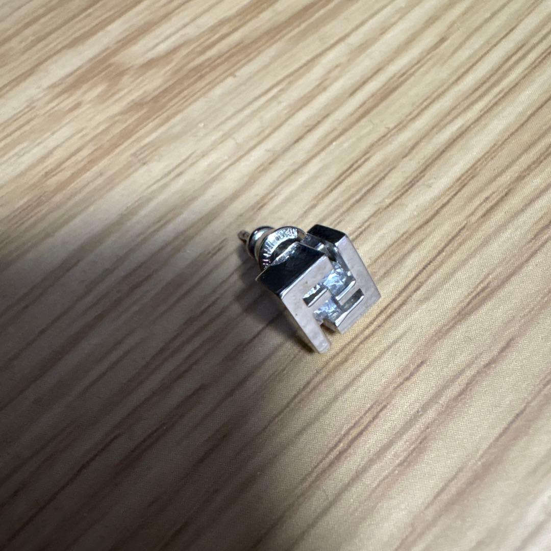 シルバー Fロゴ 片耳用ピアス