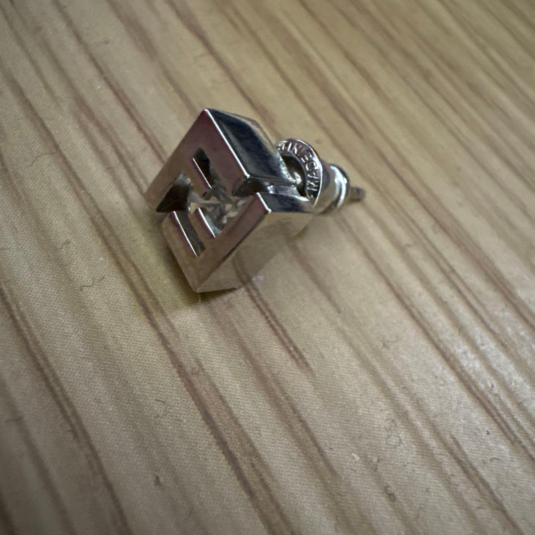 シルバー Fロゴ 片耳用ピアス