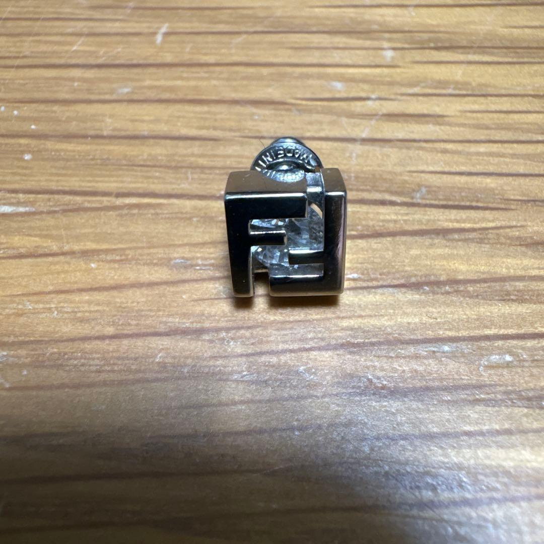 シルバー Fロゴ 片耳用ピアス