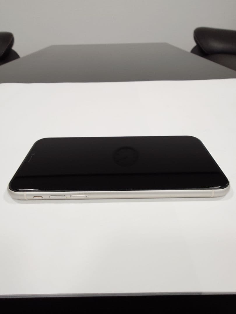 iPhone11 64GB ホワイト　美品　SIMロック解除済み