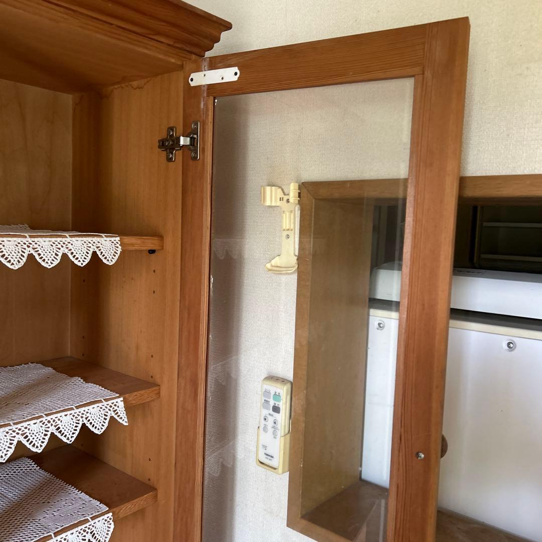 カントリー調　天然木食器棚 ガラス扉付き　たのめる便で発送