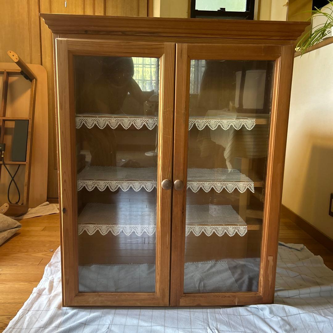 カントリー調　天然木食器棚 ガラス扉付き　たのめる便で発送