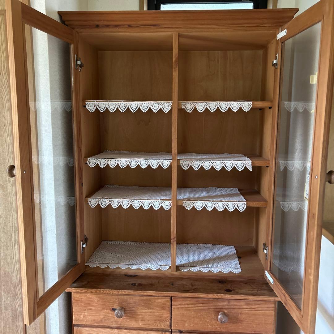 カントリー調　天然木食器棚 ガラス扉付き　たのめる便で発送